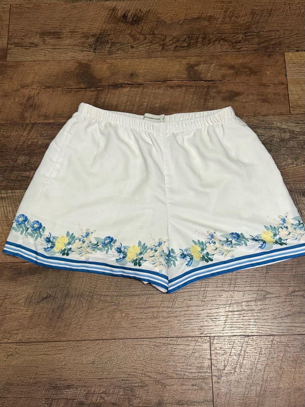 Abercrombie White Floral Trim Shorts NWOT